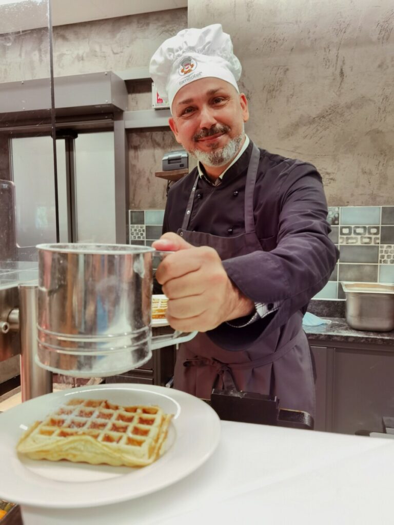 Das Bayrischzell Hoteldirektor Micha bäckt einmal pro Woche selbst Waffeln für alle Gäste