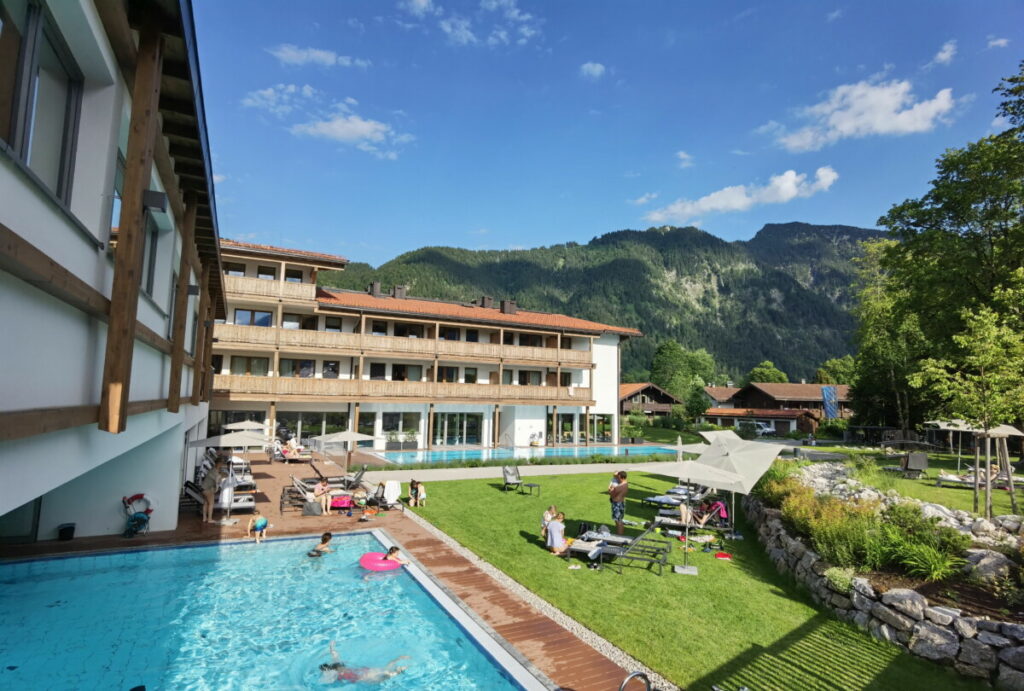 Das Bayrischzell - modernes Familienhotel mit Pools und großem Garten, mitten in den Bergen