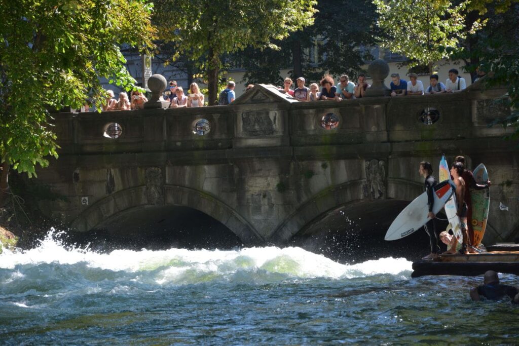 Einmalig in einer Stadt: Surfen mitten in München!