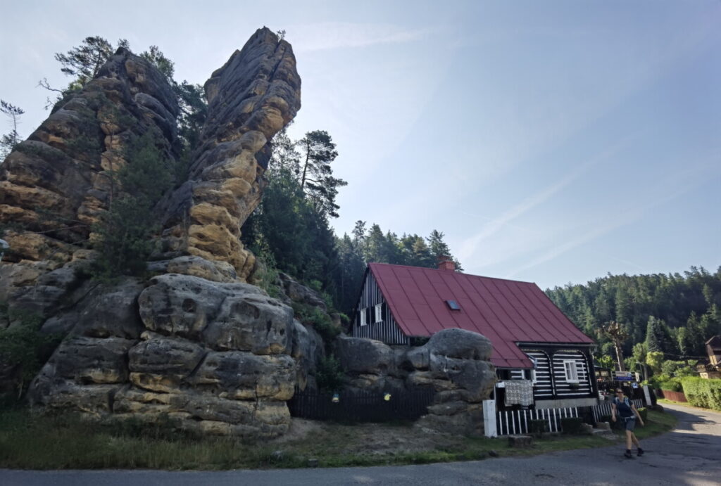 Dorfidylle Böhmische Schweiz in Dittersbach - die urigen Fachwerkhäusern sind vom Elbsandsteingebirge umgeben