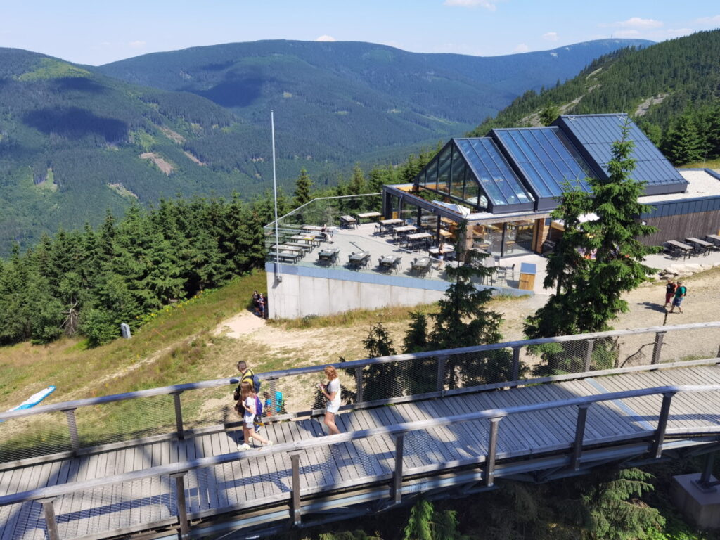 Direkt neben dem Skywalk kannst du in der modernen Hütte einkehren und Ostböhmen kulinarisch entdecken