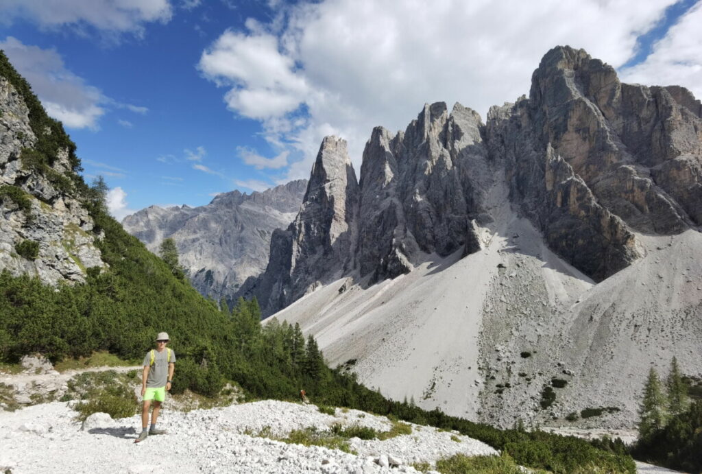 Panorama unterhalb der Drei Zinnen mit Kindern - markante Dolomiten