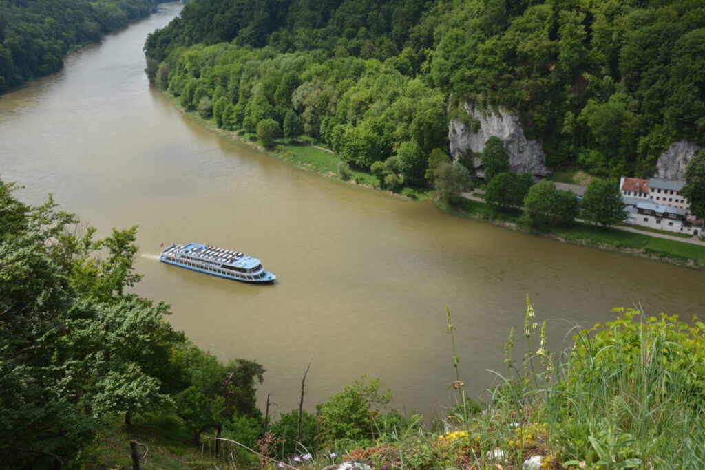 Blick von oben auf die Donau und die Einsiedelei am anderen Ufer