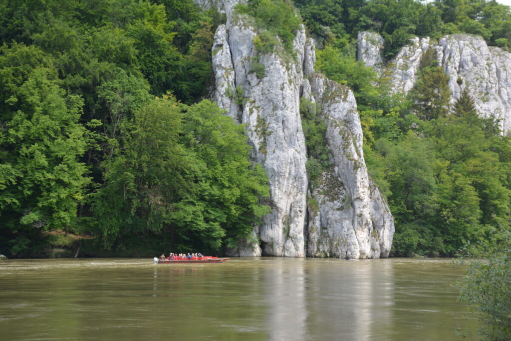 Die Donaudurchbruch Felsen ragen direkt aus der Donau: Weltenburger Enge
