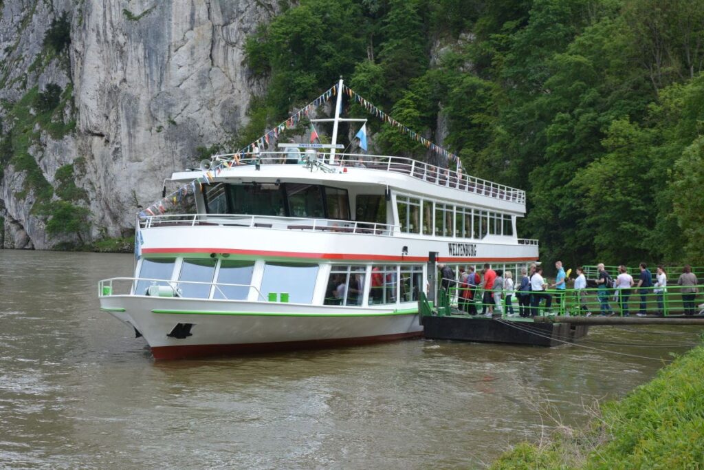 Die Donaudurchbruch Schifffahrt direkt beim Kloster Weltenburg