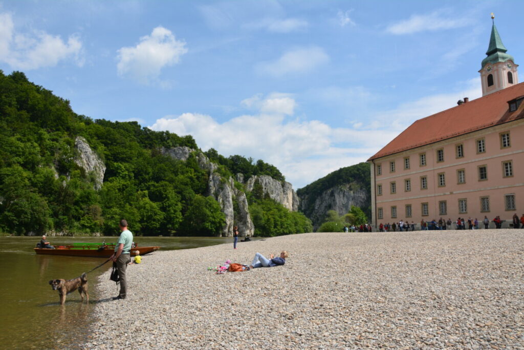Hinter dem Donaudurchbruch ist ein riesiger Kiesstrand beim Kloster Weltenburg