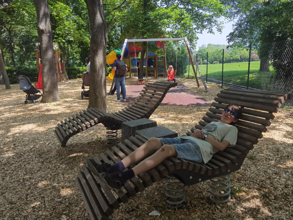 Der Donauturm Spielplatz direkt beim Donaubräu Biergarten