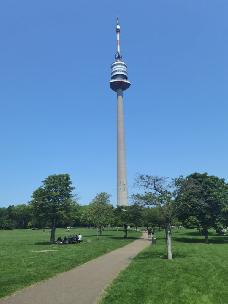 Durch den Donaupark zum Donauturm Wien spazieren - mit 252 Meter höchstes Bauwerk in Österreich