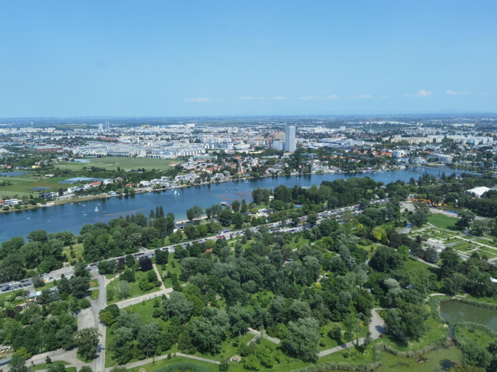 Der Ausblick vom Donauturm Wien auf den Donaupark