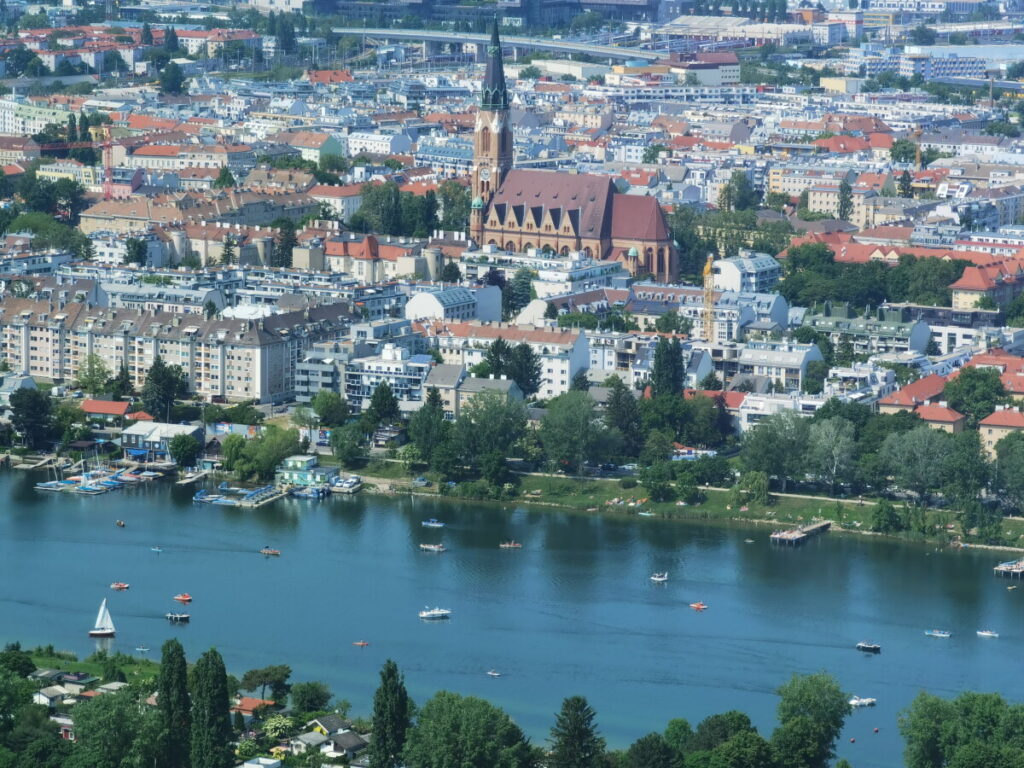 Auch das ist Wien: Der Blick von der Aussichtsplattform am Donauturm auf die Alte Donau