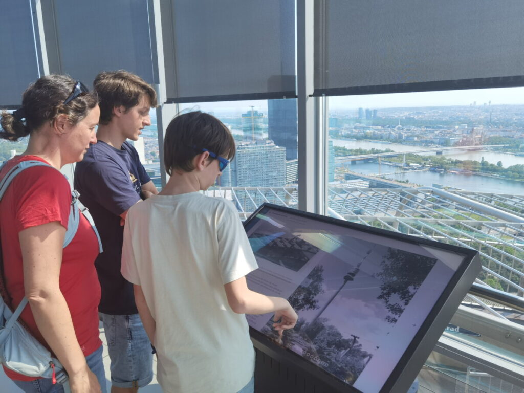 Donauturm Wien mit Kindern: Interaktiv mit Touchscreen