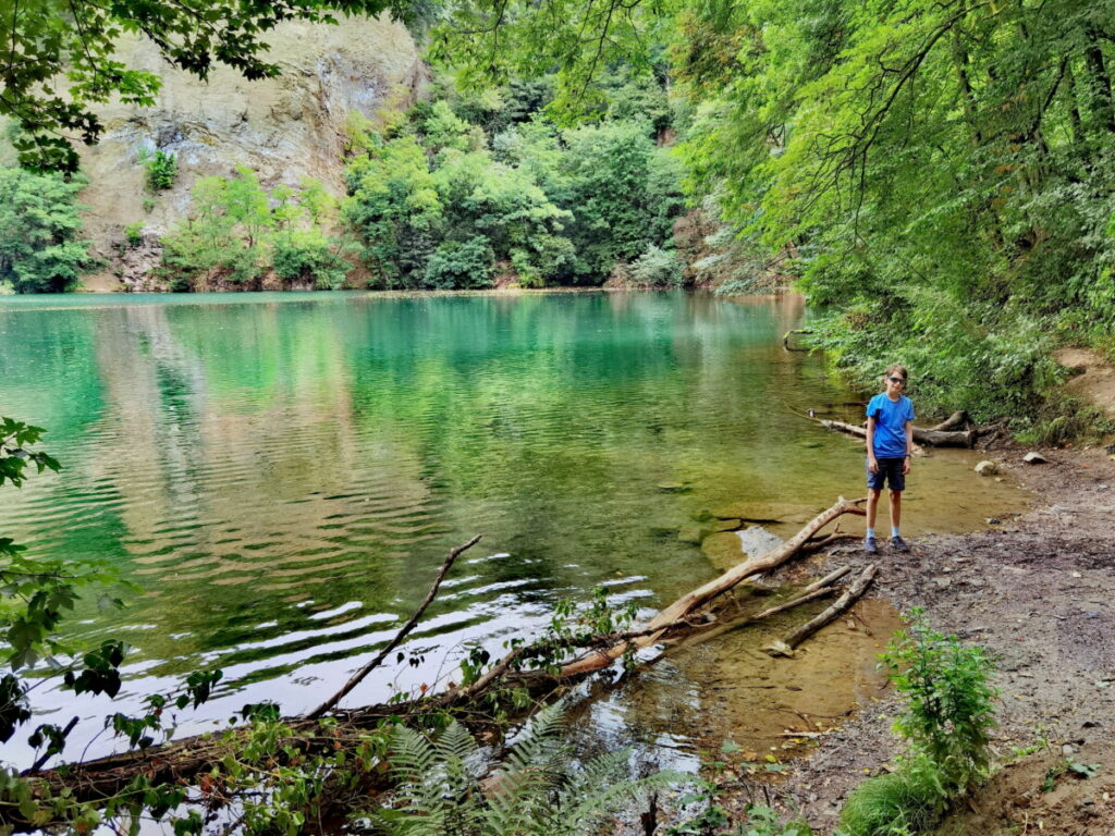 Siebengebirge wandern mit Kindern zu zwei geheimnisvollen Seen: Dornheckensee & Blauem See, entstanden durch den Felsabbau