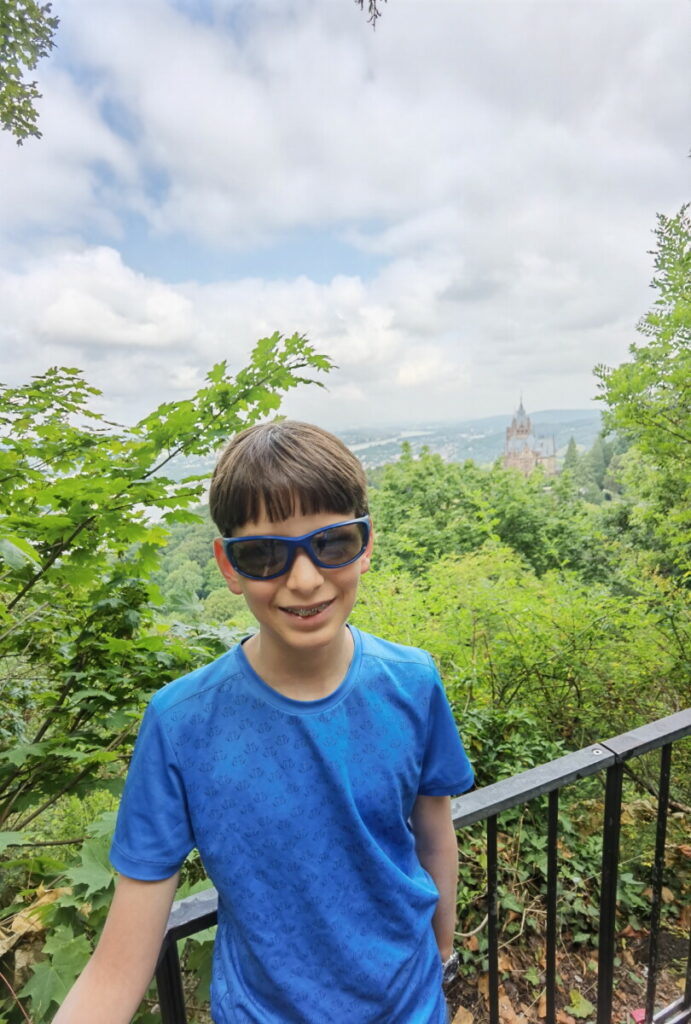 Unsere Drachenfels Wanderung führt über den Eselsteig - mit Blick auf die Drachenburg