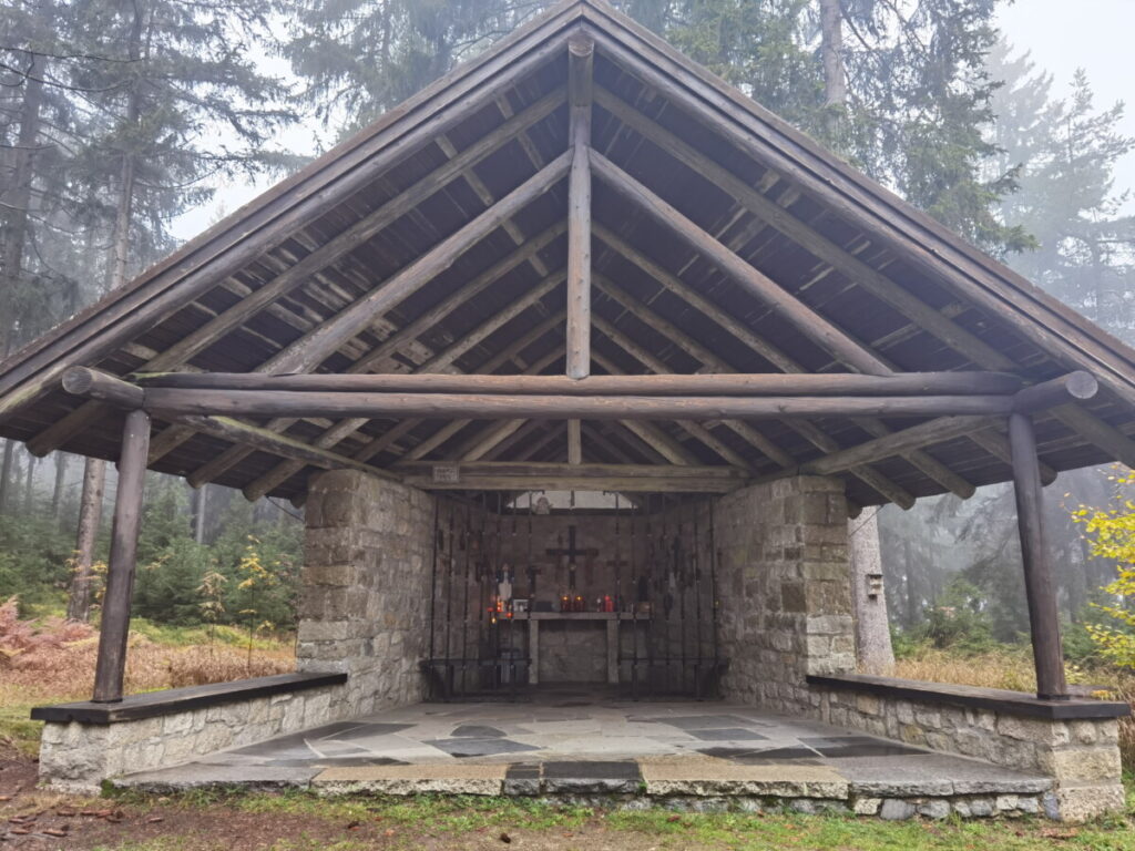 Die Dreifaltigkeitskapelle - auch Waldkapelle genannt - liegt direkt am Wanderweg zum Oberpfalzturm