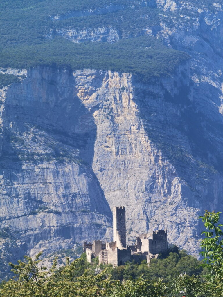 Die Burg Drena vor den mächtigen Gardasee Bergen