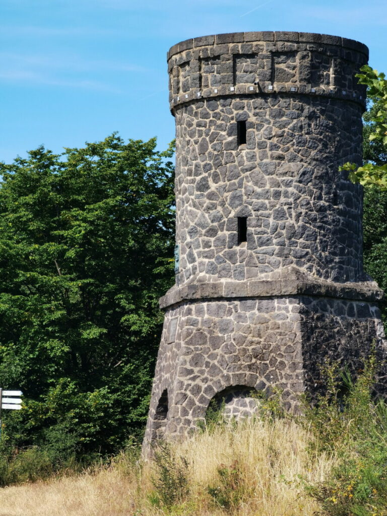 Ausflugsziele Eifel mit Kindern - hinauf auf den Drohnketurm mit Ausblick auf das Gemündener Maar