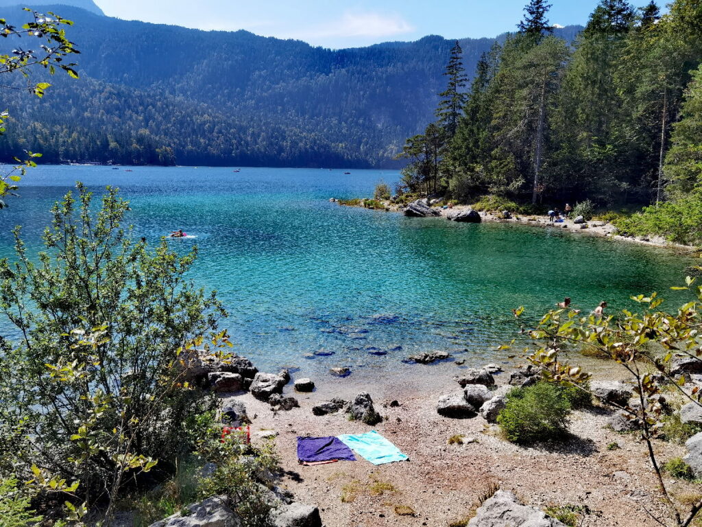 Am Eibsee baden - die wilden Badebuchten sind besonders beliebt