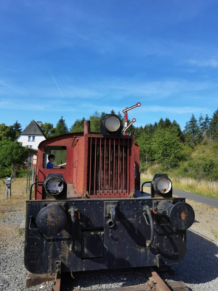 Zwischenstopp am Mosel Maar Radweg in der Eifel mit Kindern an der alten Lokomotive