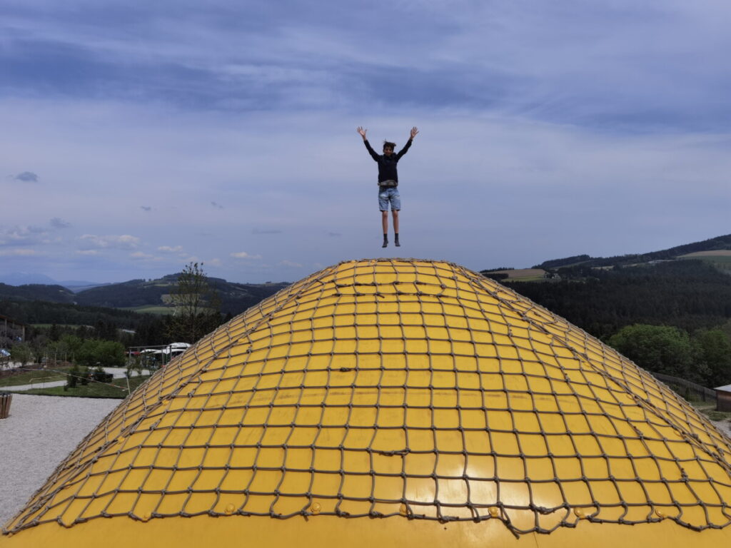 Rauf auf die Hüpfpyramide