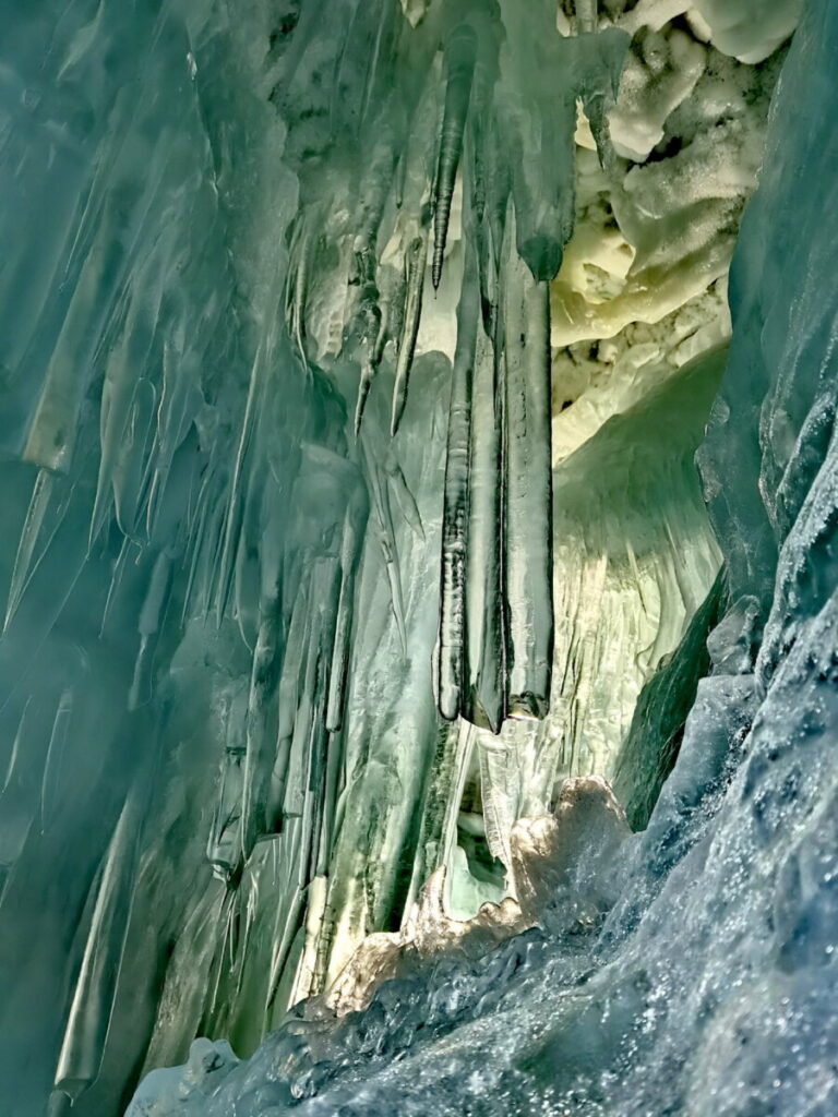 Glasklare Eiszapfen im Natureispalast im Hintertuxer Gletscher