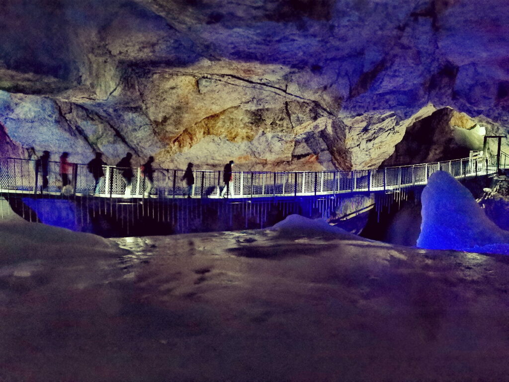 Eishöhle Österreich mit Hängebrücke - das gibt´s nur in der Eisriesenhöhle
