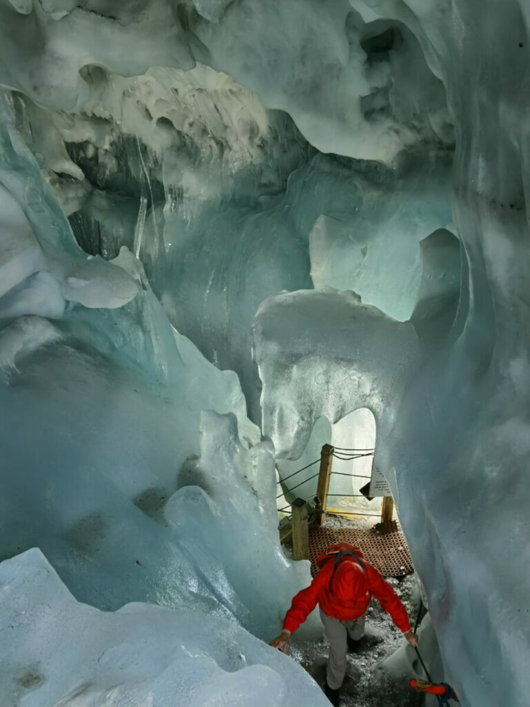 Auf einem ausgebauten Weg geht es durch die Eishöhle in Österreich