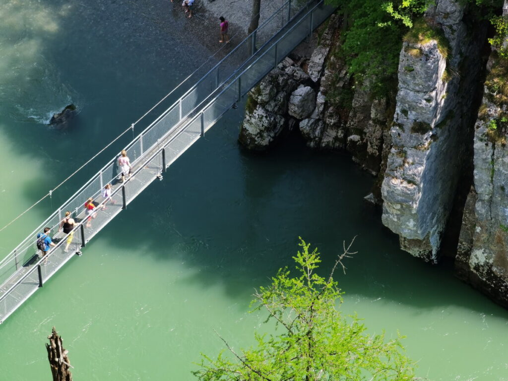 Faszinierender Blick von der Aussichtsplattform auf die Hängebrücke in der Entenlochklamm