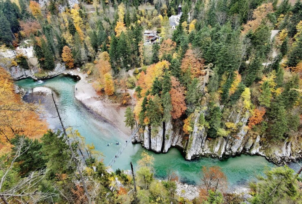 Die Entenlochklamm im Herbst - erkennst du die Hängebrücke über dem grünen Bergwasser?