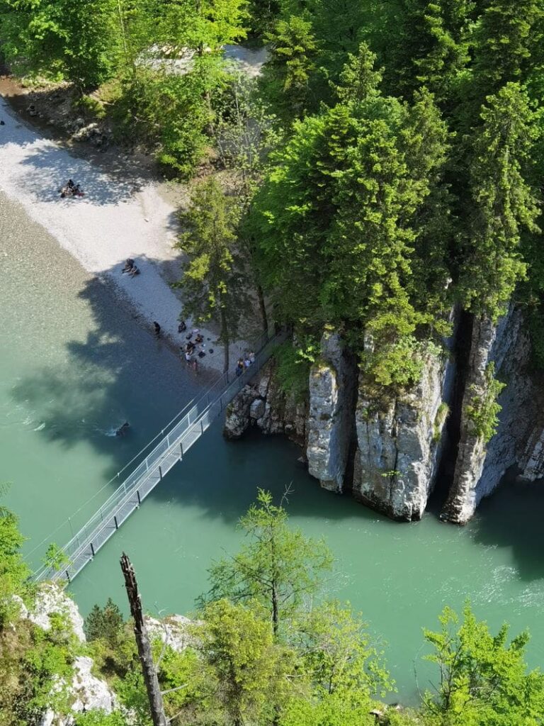 Blick auf die Hängebrücke in die Entenlochklamm Klobenstein