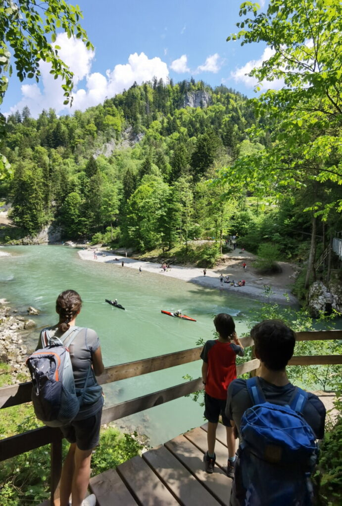 Atemberaubender Blick auf die Kajakfahrer in der Entenlochklamm