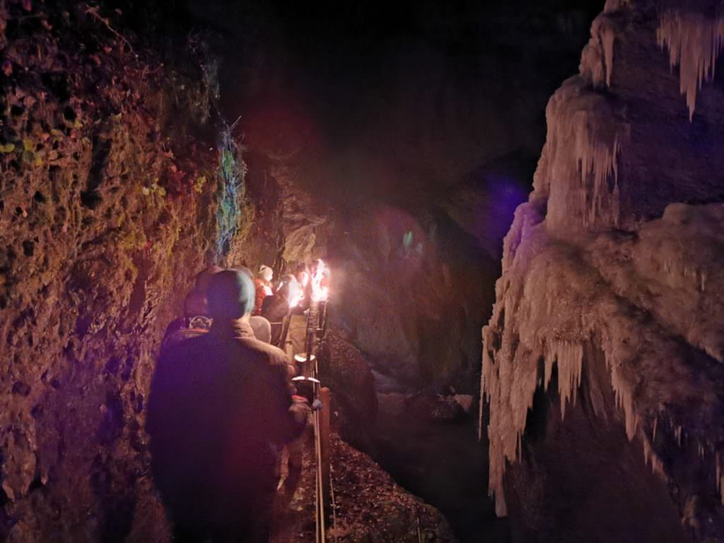 Fackelwanderung Partnachklamm - rechts mit dem vereisten Wasserfall