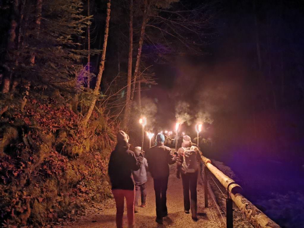 Die Fackelwanderung beginnt - auf dem Weg zur Partnachklamm