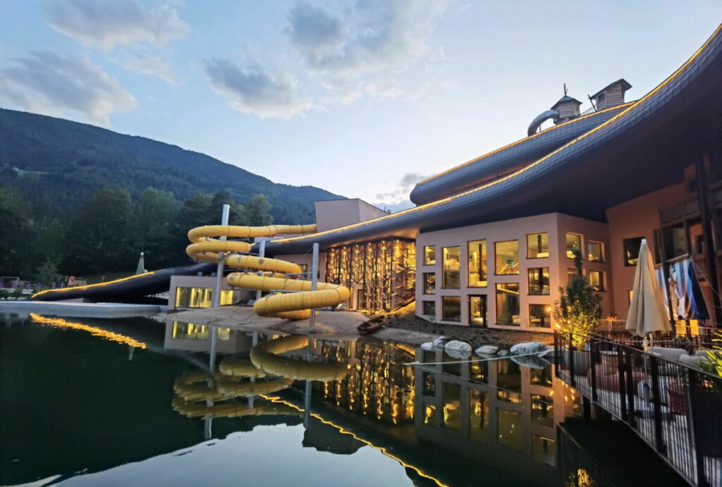 Blick über das hoteleigene Wasser auf das Falkensteiner Familiy Resort Lido