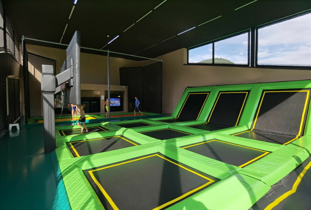 Perfekt im Falkensteiner Familiy Resort Lido für Kinder: Die Trampolinhalle mit dem Valo Jump