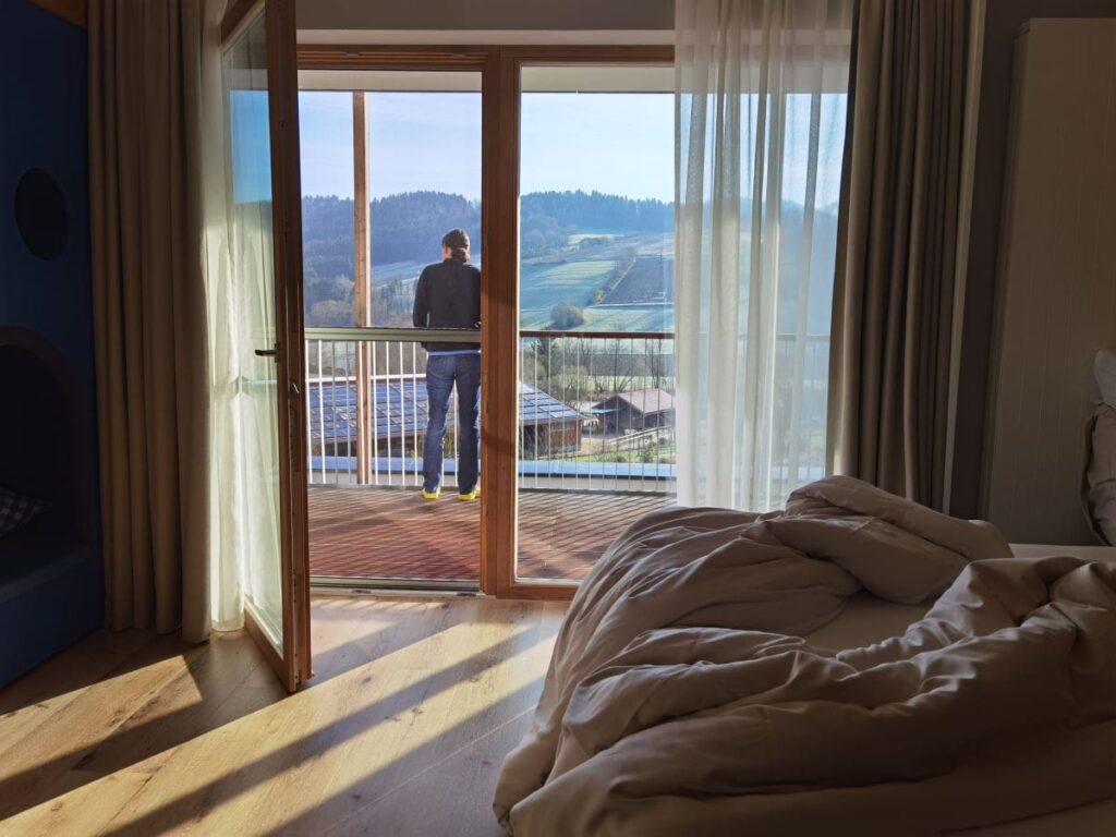 Familienhotel Bayerischer Wald mit Balkon und Ausblick auf die Landschaft