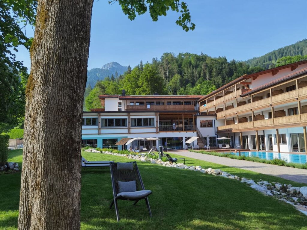 Entspannung im Garten am Pool im Familienhotel Bayrischzell - mit Bergblick