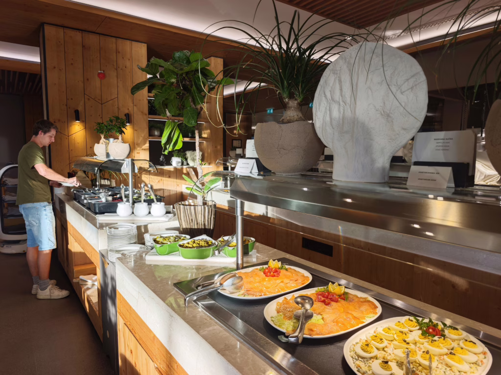 Umfangreiches Buffet beim Abendessen im Familienhotel am Bleder See