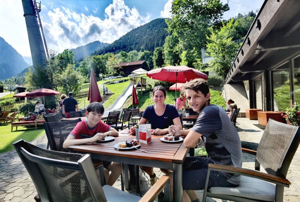 Unser Start in den Familienurlaub auf der sonnigen Terrasse im Familienhotel Lagant im Brandnertal