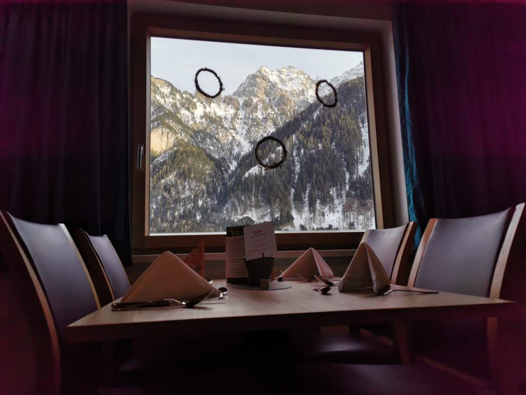 Familienhotel Brandnertal: Der Blick vom Restaurant auf die Winterlandschaft