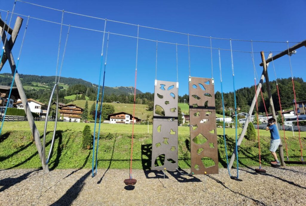 Der Niederseilgarten des Familienhotel Hopfgarten mit Blick auf die Hohe Salve