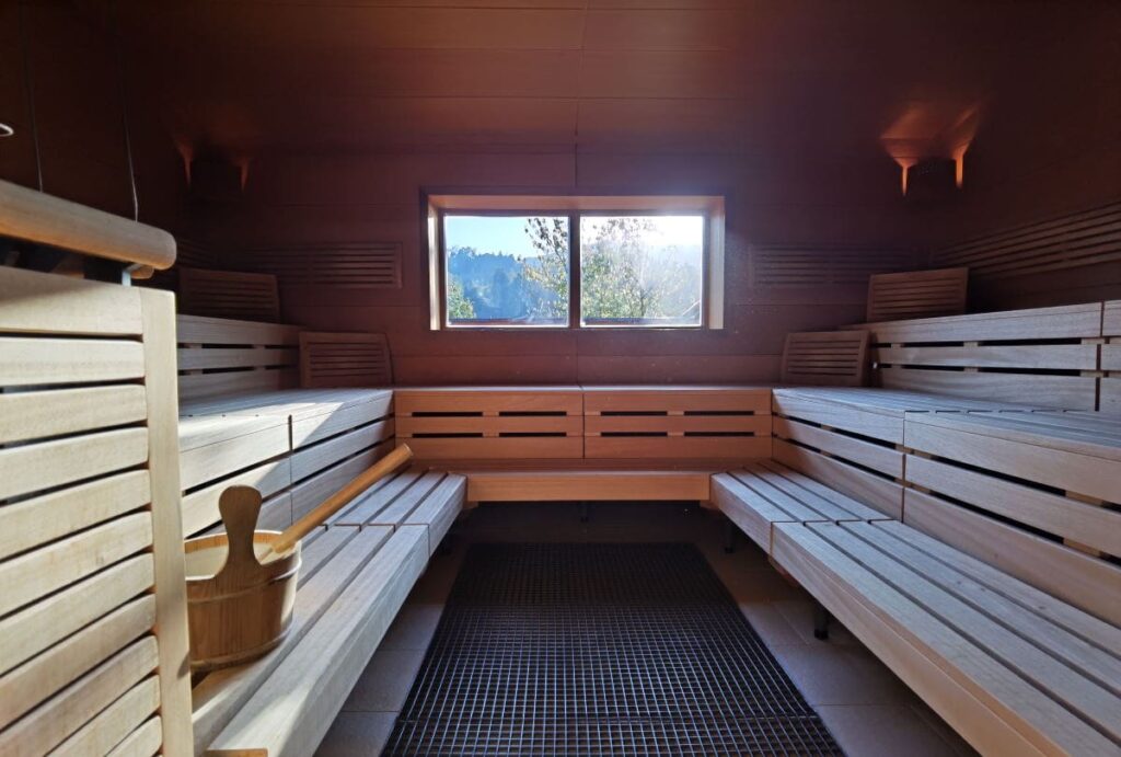 Relax im Familienhotel Hopfgarten - in der Finnischen Sauna mit Ausblick auf die Berge