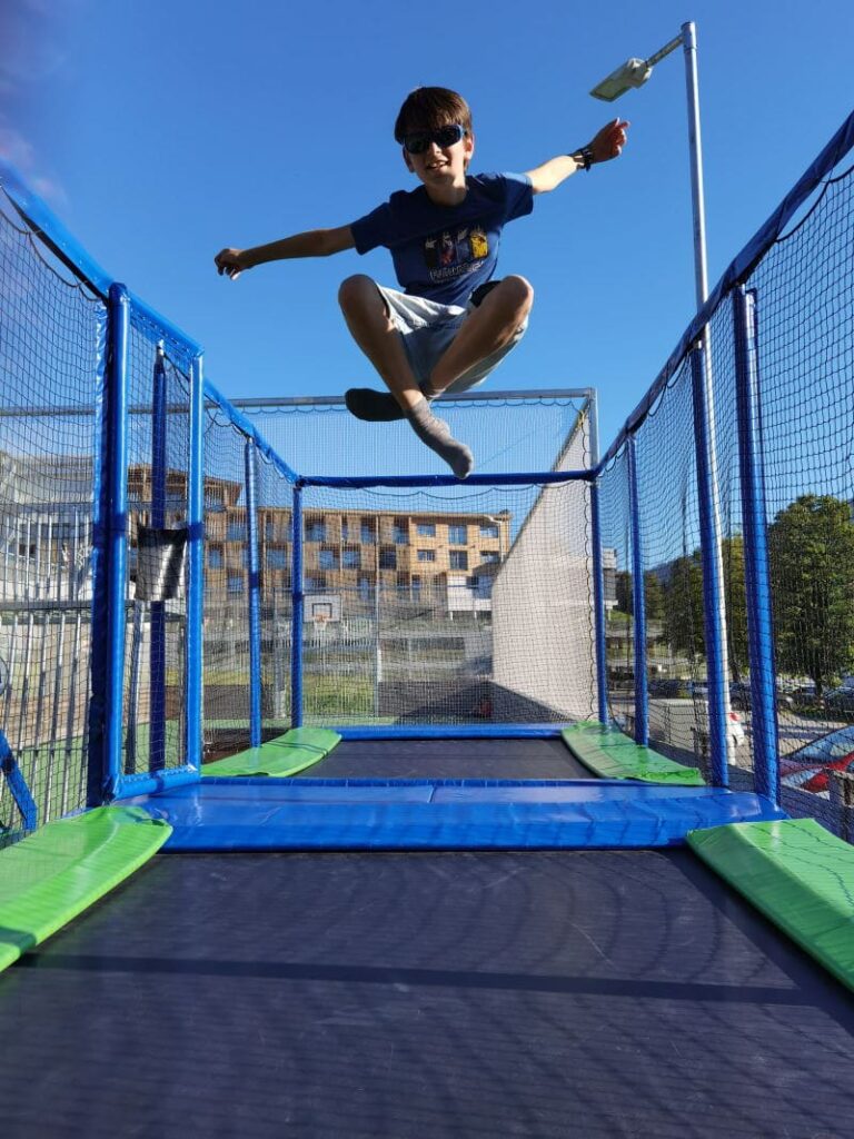 Richtig gut zum Toben: Das Trampolin im Familienhotel Hopfgarten