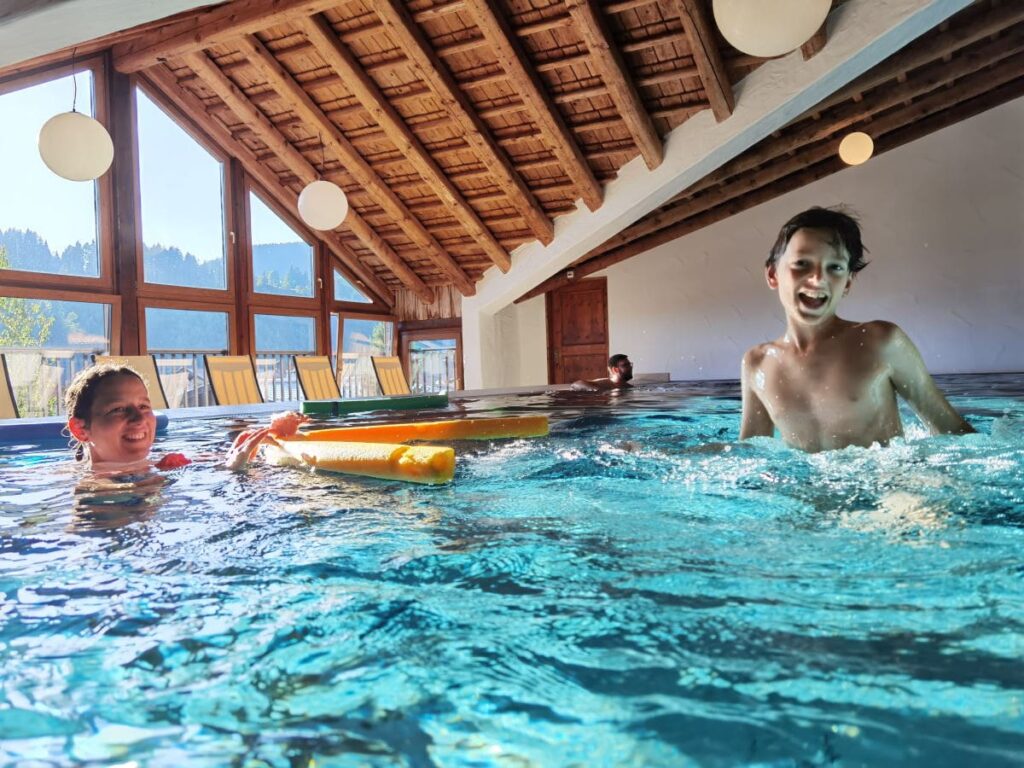 Das ist der Pool im Familienhotel Hopfgarten - ganz oben im Dachgeschoß