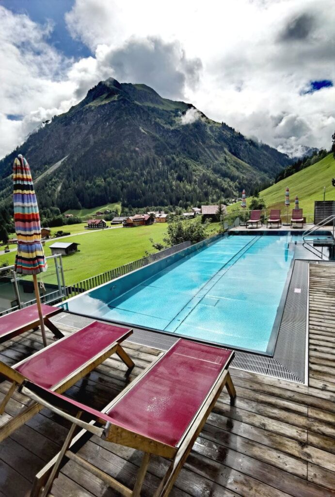 Familienhotel Kleinwalsertal – der Rosenhof Pool mit dem genialen Bergblick