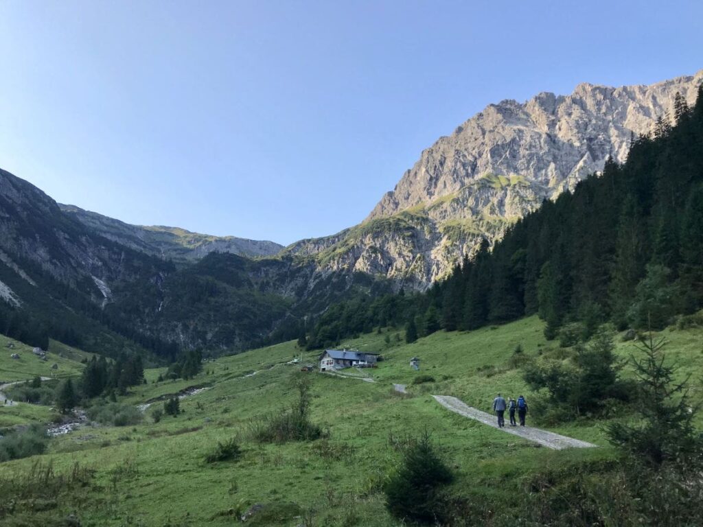 Familienhotel Kleinwalsertal: Das ist die Morgenstimmung bei der Frühstückswanderung vom Rosenhof ins Gemstltal