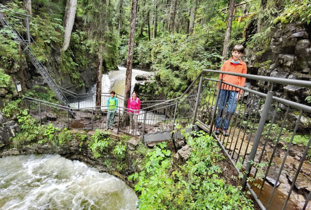 Im Kleinwalsertal wandern mit Kindern – die Naturbrücke ist wunderschön bei einer Familienwanderung zu erreichen