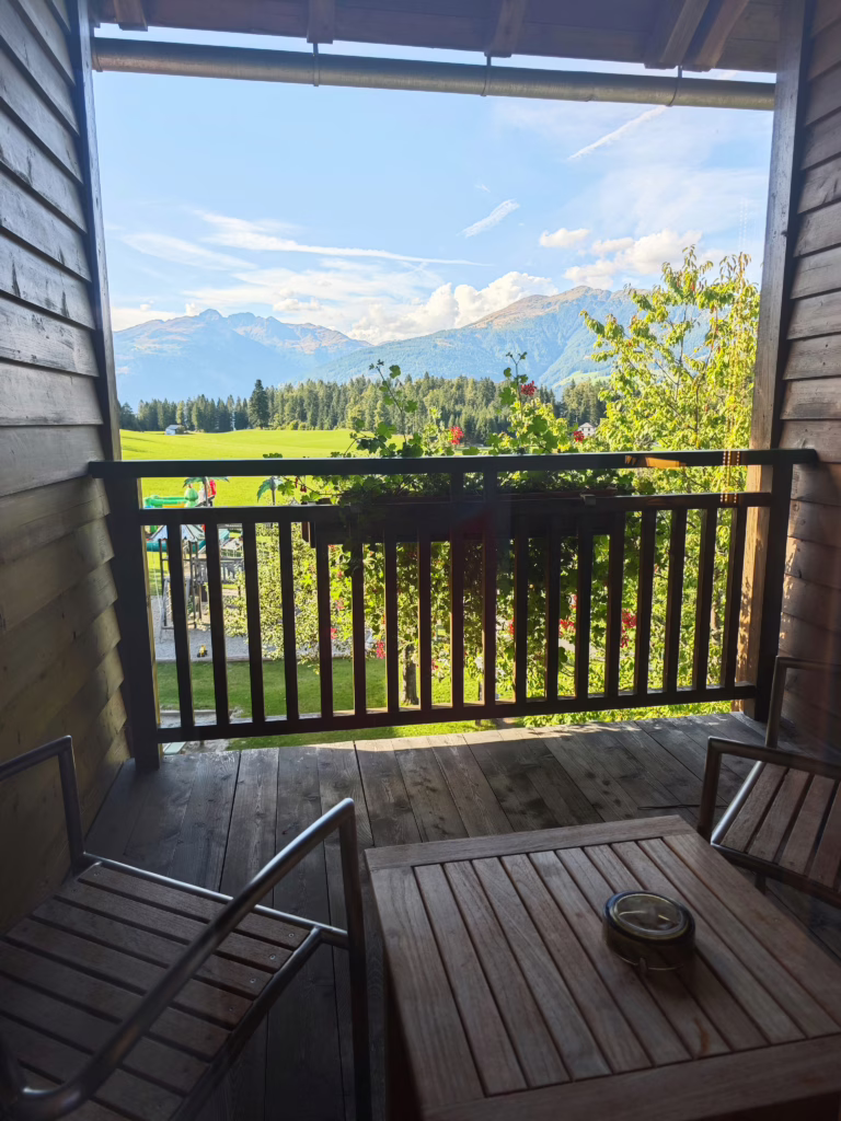 Familienhotel Kreuzwirt - unser Familienzimmer mit Ausblick auf den Spielplatz und die Berge