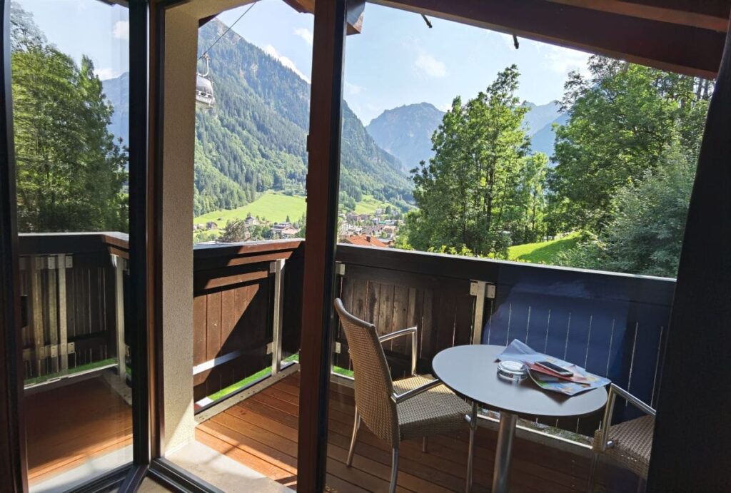 Und das ist der aussichtsreiche Balkon im Familienhotel Lagant