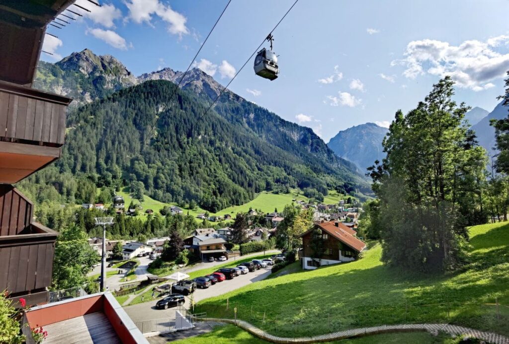 Die Aussicht vom Balkon auf die Berge im Brandnertal - die Gondel bringt dich direkt vom Familienhotel Lagant in die Berge