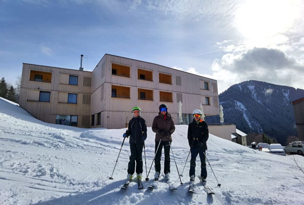 Vom Familienhotel direkt in das Skigebiet Laterns zum Kinderland am Tipiberg und dem leichten Tellerlift